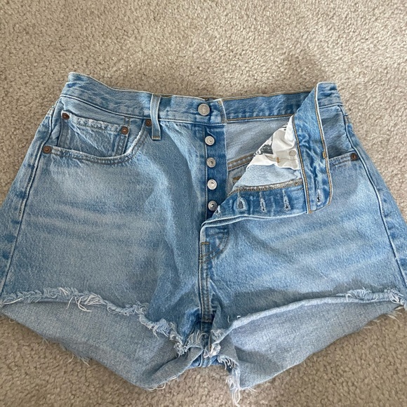 Levi 501 cutoffs - Picture 4 of 4